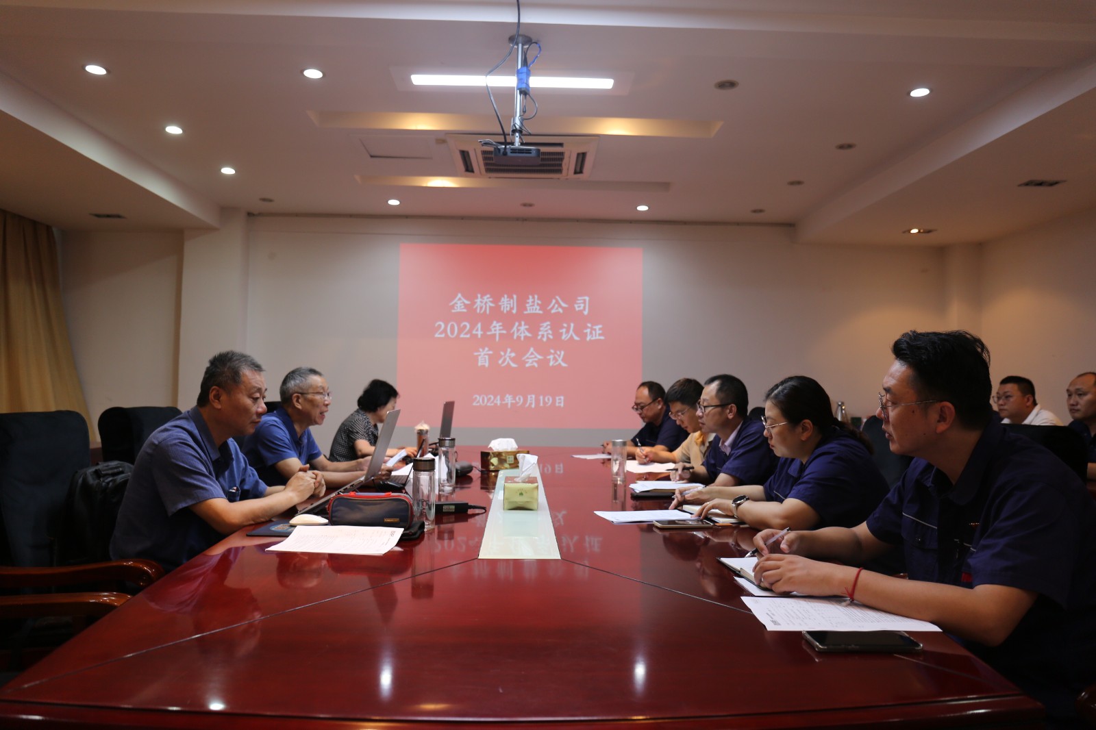 近日，金橋制鹽公司通過北京世標(biāo)認(rèn)證中心審核，給予食品安全管理體系、環(huán)境管理體系和職業(yè)健康安全管理體系認(rèn)證“保持認(rèn)證資格”的監(jiān)督審核結(jié)論，給予質(zhì)量管理體系認(rèn)證“再次注冊”的再認(rèn)證審核結(jié)論。通過審核，是對公司精細(xì)化管理成果的檢驗，促進公司內(nèi)控管理水平持續(xù)提升。（李曉月）