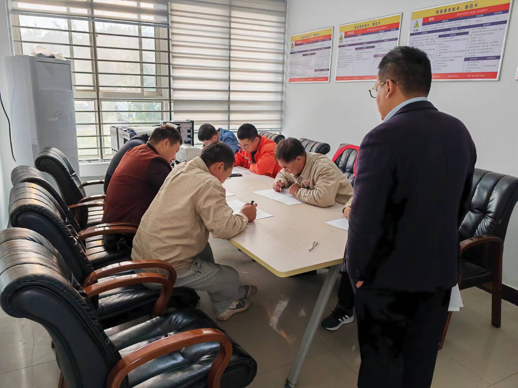 1667809237274080029.jpg 徐南供電所開展“百日攻堅(jiān)”安全培訓(xùn)學(xué)習(xí)活動.jpg